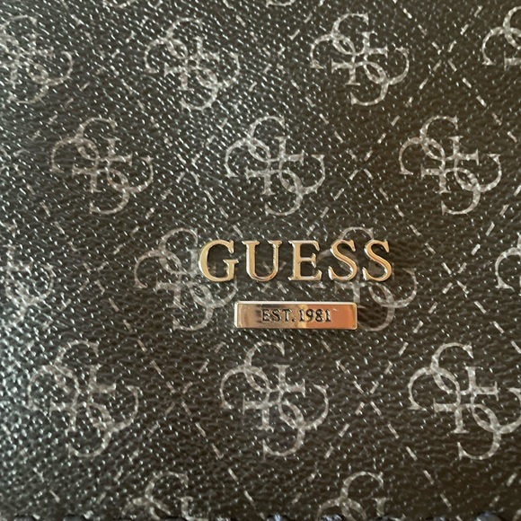Guess wristlet Clutch - Picture 2 of 6
